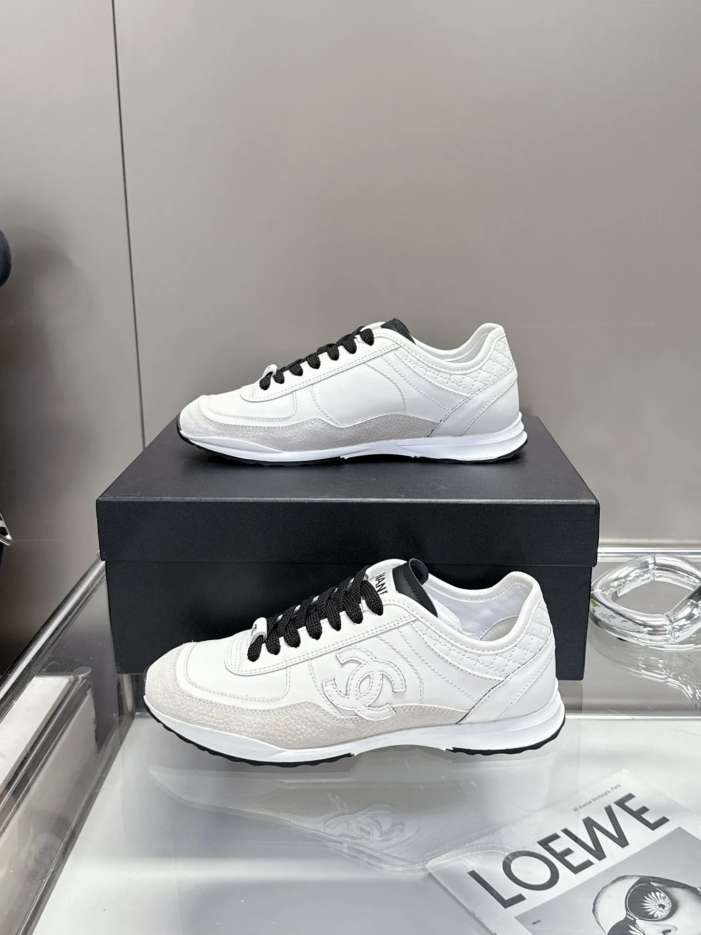 👟👟Ex-factory price 500👟👟 (size 35-40) Chanel 25p panda sneakers! It’s really out of the spotlight recently, and there’s a reason why it’s so popular! The upper is made of first-layer calfskin, with a sheepskin lining, which is breathable and comfortable. It has a full whitening effect and can easily show off your slender legs when paired with any style of clothes. Whoever wears it will look better~ The comfort level is simply amazing. Beauty and comfort coexist, and they are extremely versatile. Wearing it can easily walk ten or twenty thousand steps without any pressure, and it feels light and breathable. The classic black and white color scheme is really the best for spring and summer wear! No matter what kind of clothes you wear in daily life, you can never go wrong. You can mix and match them beautifully and look very delicate and stylish. People with wide feet don’t have to worry about making their feet look fat. Wearing it will make your feet look better. I really love this pair of shoes. Come and get a pair to make your steps more comfortable and fashionable!